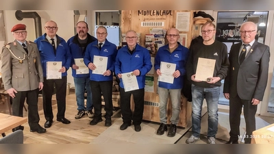 Kameraden, die wegen Ihrer langjährigen Treue bzw. Ihres besonderen Engagements für die SKK Mähring geehrt wurden. Im Bild (vorne von links) Vorsitzender Reinhard Beer, Norbert Bauer, Josef Rösch, Walter Mayer, Herbert Schicker, Bernd Achatz, Rudi Kraus und Kreisvorsitzender Ferdinand Lienerth. (Bild: Reiner Eckert)