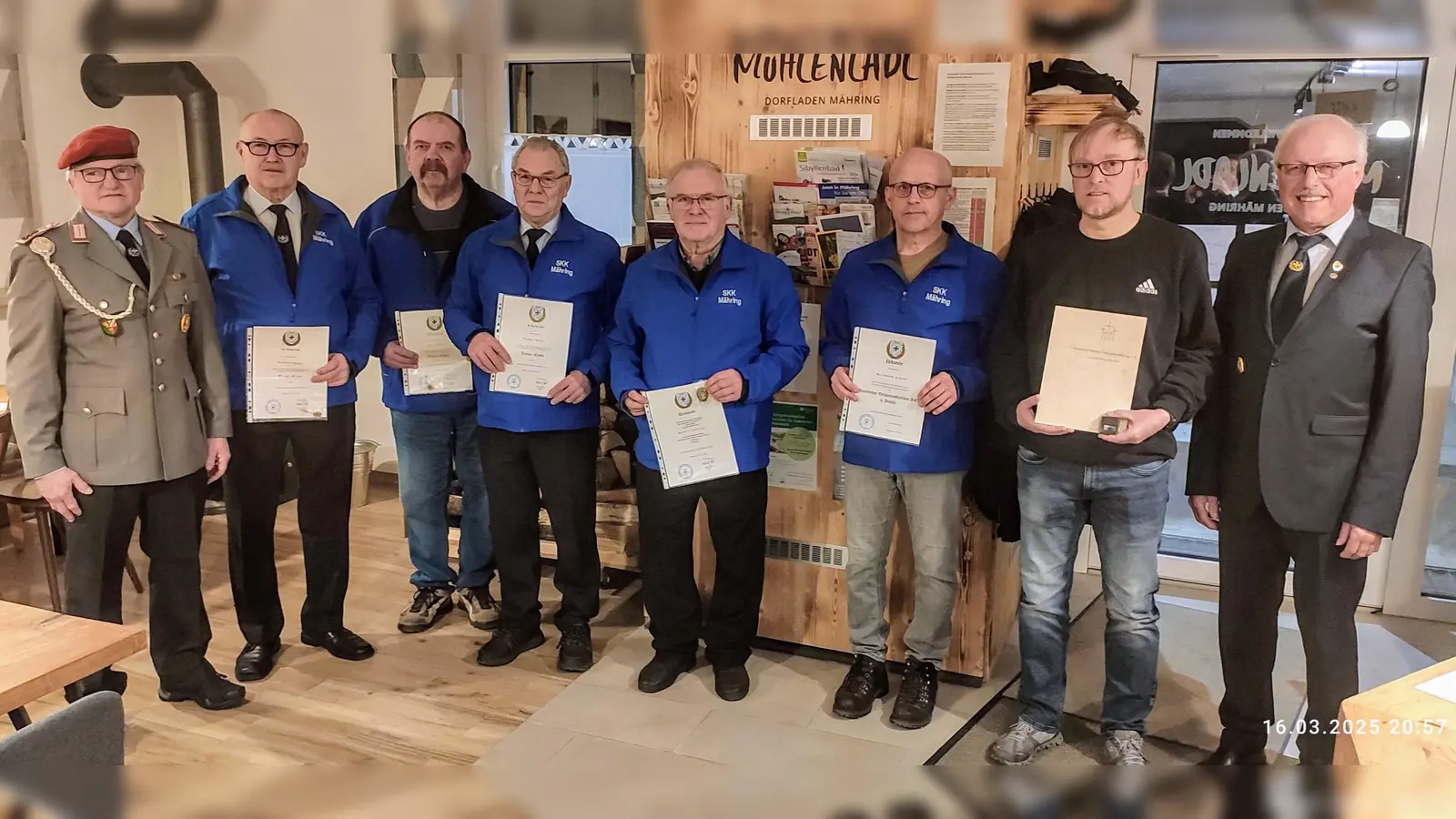 Kameraden, die wegen Ihrer langjährigen Treue bzw. Ihres besonderen Engagements für die SKK Mähring geehrt wurden. Im Bild (vorne von links) Vorsitzender Reinhard Beer, Norbert Bauer, Josef Rösch, Walter Mayer, Herbert Schicker, Bernd Achatz, Rudi Kraus und Kreisvorsitzender Ferdinand Lienerth. (Bild: Reiner Eckert)