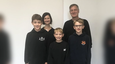 Die Leistungen von Finn Oefner, Bastian Pflamminger und Leonhard Schwaiger beim diesjährigen Schülerwettbewerb „Experimente antworten” war besonders beeindruckend, da bayernweit nur fünf Schüler der letztjährigen 5. Jahrgangsstufe einen Superpreis gewannen. Christian Schwab, Schulleiter des JAS-Gymnasiums Nabburg, gratulierte gemeinsam mit der betreuenden Lehrkraft Iris Hösl. (Bild: Christian Schwab)