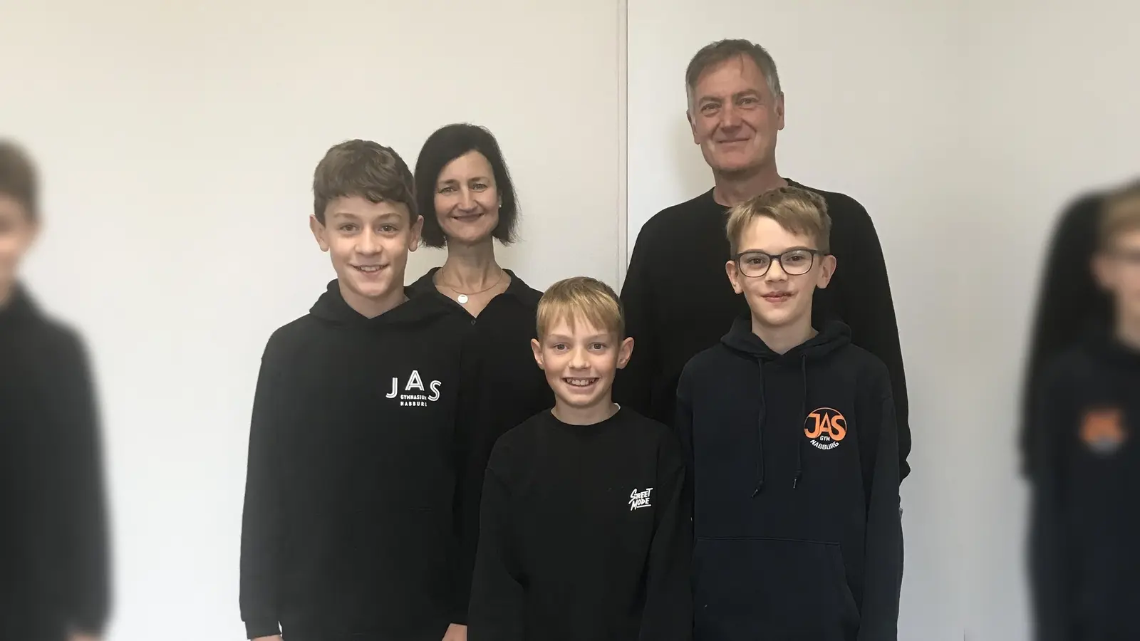 Die Leistungen von Finn Oefner, Bastian Pflamminger und Leonhard Schwaiger beim diesjährigen Schülerwettbewerb „Experimente antworten” war besonders beeindruckend, da bayernweit nur fünf Schüler der letztjährigen 5. Jahrgangsstufe einen Superpreis gewannen. Christian Schwab, Schulleiter des JAS-Gymnasiums Nabburg, gratulierte gemeinsam mit der betreuenden Lehrkraft Iris Hösl. (Bild: Christian Schwab)