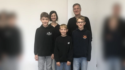 Die Leistungen von Finn Oefner, Bastian Pflamminger und Leonhard Schwaiger beim diesjährigen Schülerwettbewerb „Experimente antworten” war besonders beeindruckend, da bayernweit nur fünf Schüler der letztjährigen 5. Jahrgangsstufe einen Superpreis gewannen. Christian Schwab, Schulleiter des JAS-Gymnasiums Nabburg, gratulierte gemeinsam mit der betreuenden Lehrkraft Iris Hösl. (Bild: Christian Schwab)