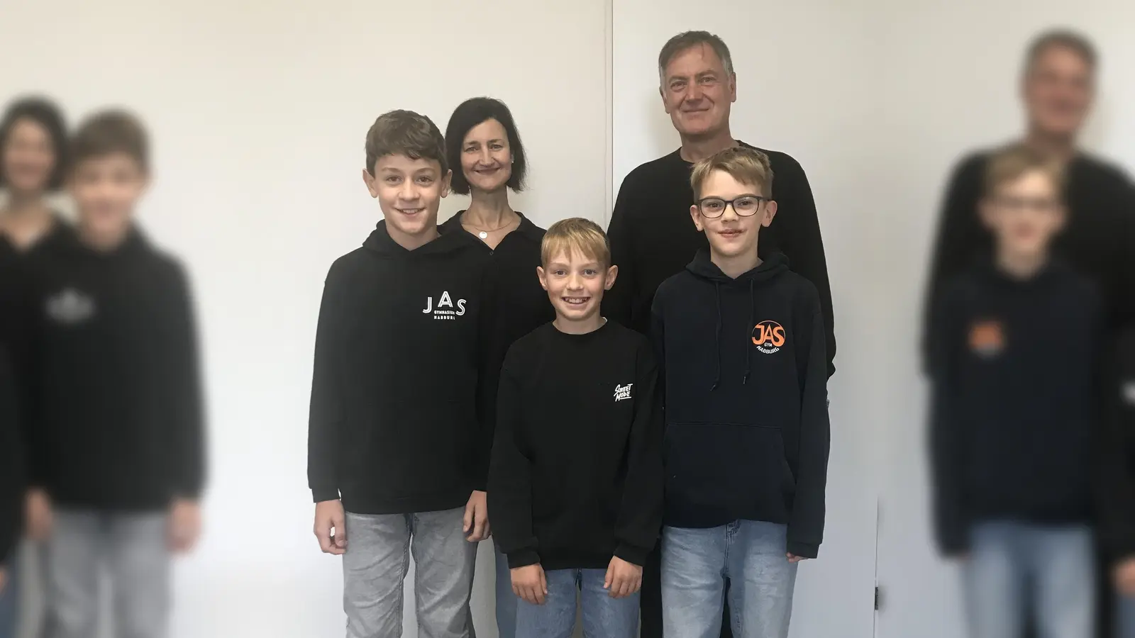 Die Leistungen von Finn Oefner, Bastian Pflamminger und Leonhard Schwaiger beim diesjährigen Schülerwettbewerb „Experimente antworten” war besonders beeindruckend, da bayernweit nur fünf Schüler der letztjährigen 5. Jahrgangsstufe einen Superpreis gewannen. Christian Schwab, Schulleiter des JAS-Gymnasiums Nabburg, gratulierte gemeinsam mit der betreuenden Lehrkraft Iris Hösl. (Bild: Christian Schwab)