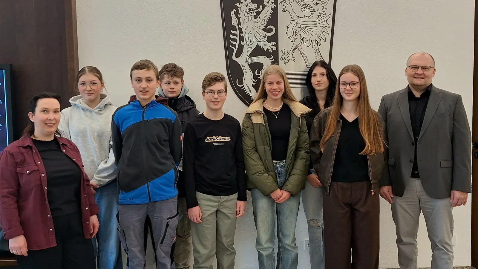 Gleichstellungsbeauftragte Daniela Keller (links) und der Büroleiter von Landrat Roland Grillmeier, Wolfgang Fenzl (recht), begrüßten die Jugendlichen am Morgen am Landratsamt.  (Bild: Fabian Polster)