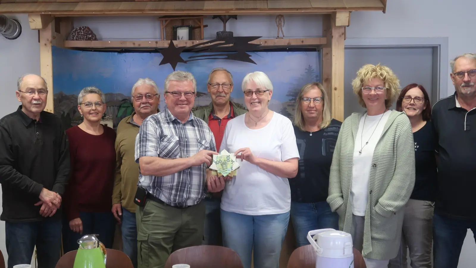 Mit einer 600-Euro-Spende des Schnäppchenladens, überreicht von Veronika Pröls, werden sich die Krippenfreunde Vilseck einen Esel für die Vereinskrippe anschaffen. Vorsitzender Ewald Vater freut sich mit seiner Vorstandschaft und den anwesenden Bastlerinnen über die großzügige Zuwendung. (Bild: Rosi Hasenstab)