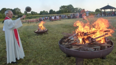 Pfarrer Varghese Puthenchira segnet das Feuer in beiden Schalen. (Bild: Siegfried Bock)