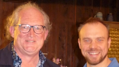 Vorsitzender Christian Weiß (rechts) bedankt sich mit einem Präsent bei Armin Rüger für dessen Vortrag zum Thema Vorsorgevollmacht und Patientenverfügung. (Bild: rlö)