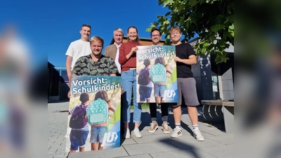 Die Junge Union Amberg bei plakatieren mit Unterstützung des OB-Kandidaten Stefan Ott.<br>(von link: Peter Netta, Bastian Töpert, Stefan Ott, Lucy Lumley, Florian Füger und Niklas Giedl) (Bild: Niklas Giedl)