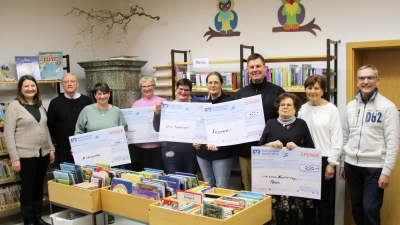 Spendenübergabe in den Räumen der Bücherei mit Pfarrer Norbert Große (2.v.l.). (Bild: Johann Bauer)