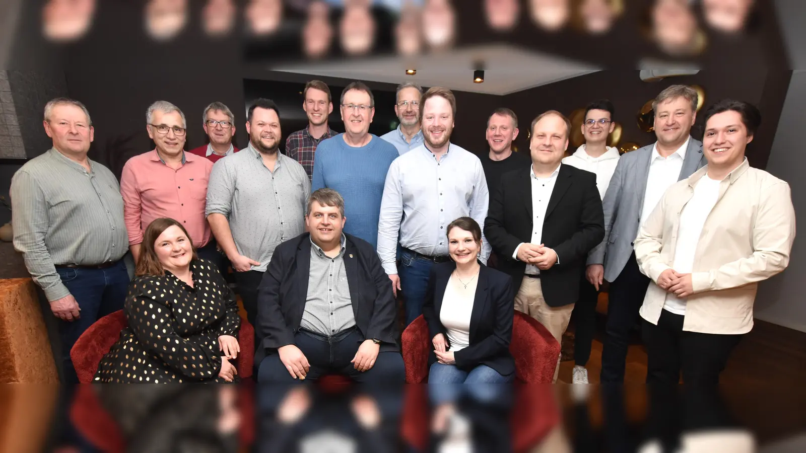 Bürgermeisterkandidat Dieter Dehling mit den Gemeinderatskandidaten der CSU/BV, sowie den Gästen (von rechts) JU Kreistagskandidat Tizian Weiß, CSU Bürgermeisterkandidat Stefan Braun Kastl, JU Kreistagskandidat Florian Renner und CSU Bürgermeisterkandidat Birgland Maximilian Graf beim Wahlkampfabschluss im Landhotel Weißes Roß. (Bild: Norbert Weis)