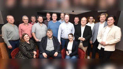 Bürgermeisterkandidat Dieter Dehling mit den Gemeinderatskandidaten der CSU/BV, sowie den Gästen (von rechts) JU Kreistagskandidat Tizian Weiß, CSU Bürgermeisterkandidat Stefan Braun Kastl, JU Kreistagskandidat Florian Renner und CSU Bürgermeisterkandidat Birgland Maximilian Graf beim Wahlkampfabschluss im Landhotel Weißes Roß. (Bild: Norbert Weis)