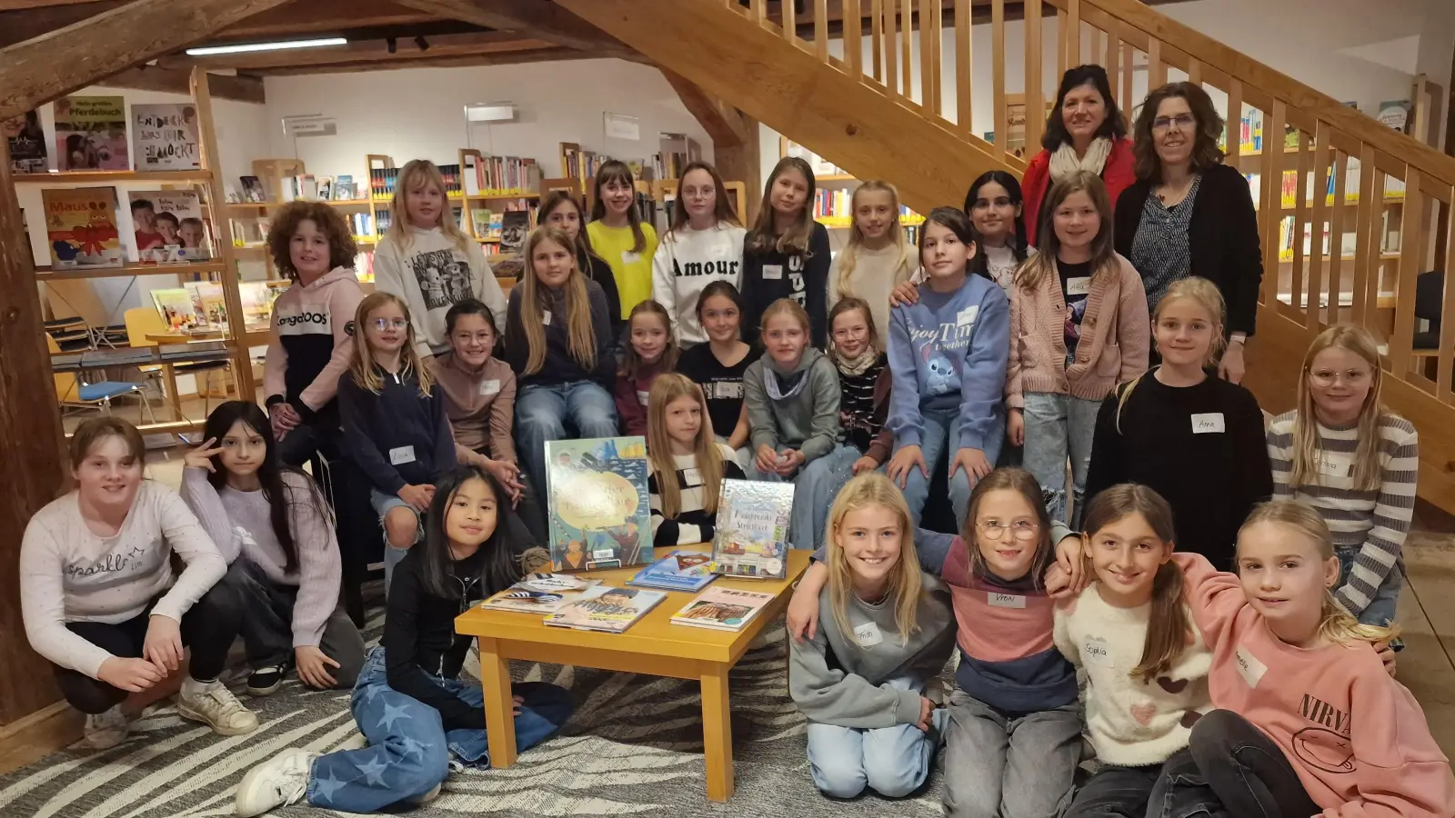  Die Klasse 5B der MRS mit Frau Gebel und Frau Burger von der Stadtbücherei. (Bild: Kerstin Reiter)
