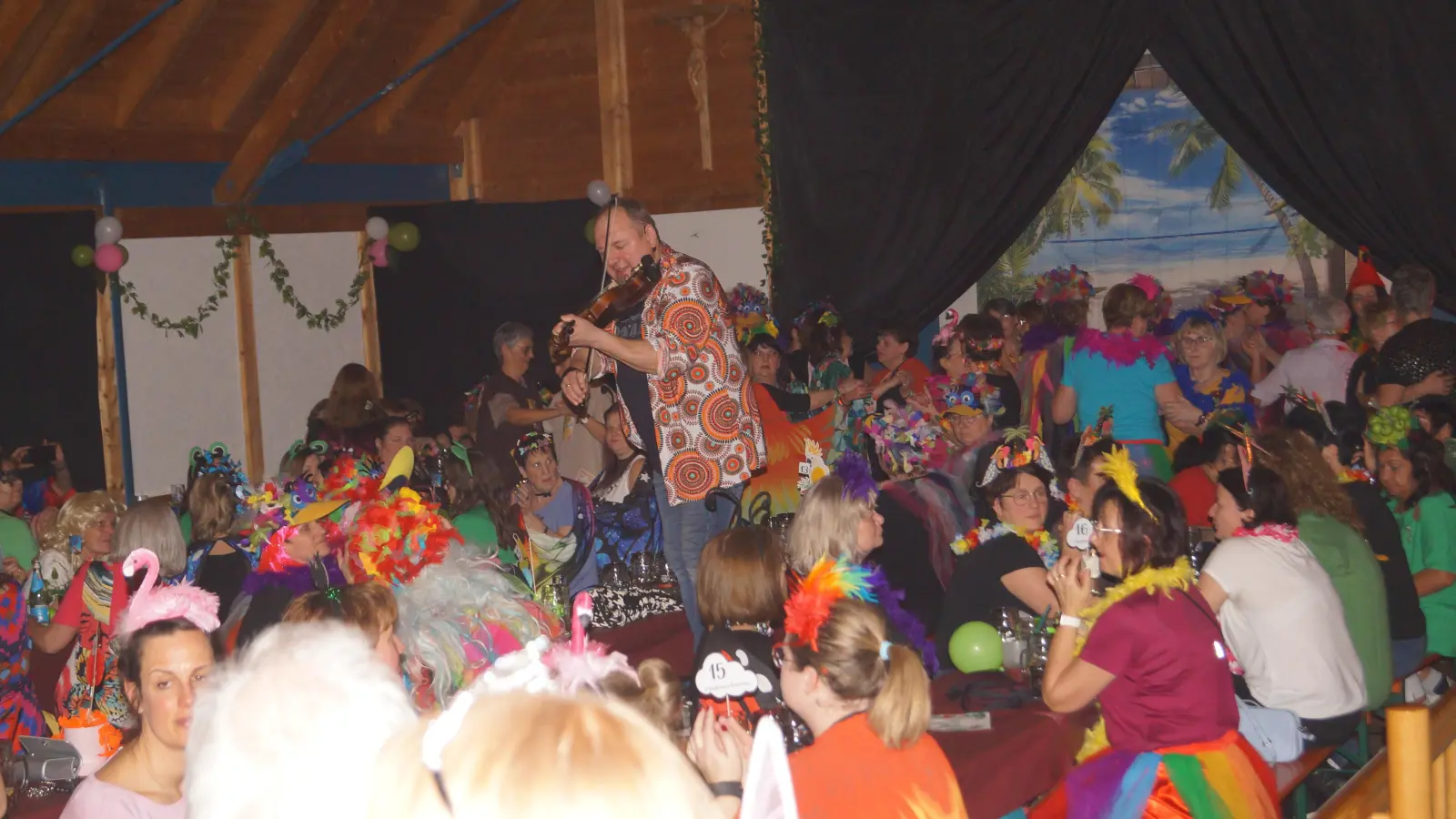 Der Alleinunterhalter „ Markus Brand „ heitzte den Weibern musikalisch kräftig ein . (Bild: Hans Schlosser)