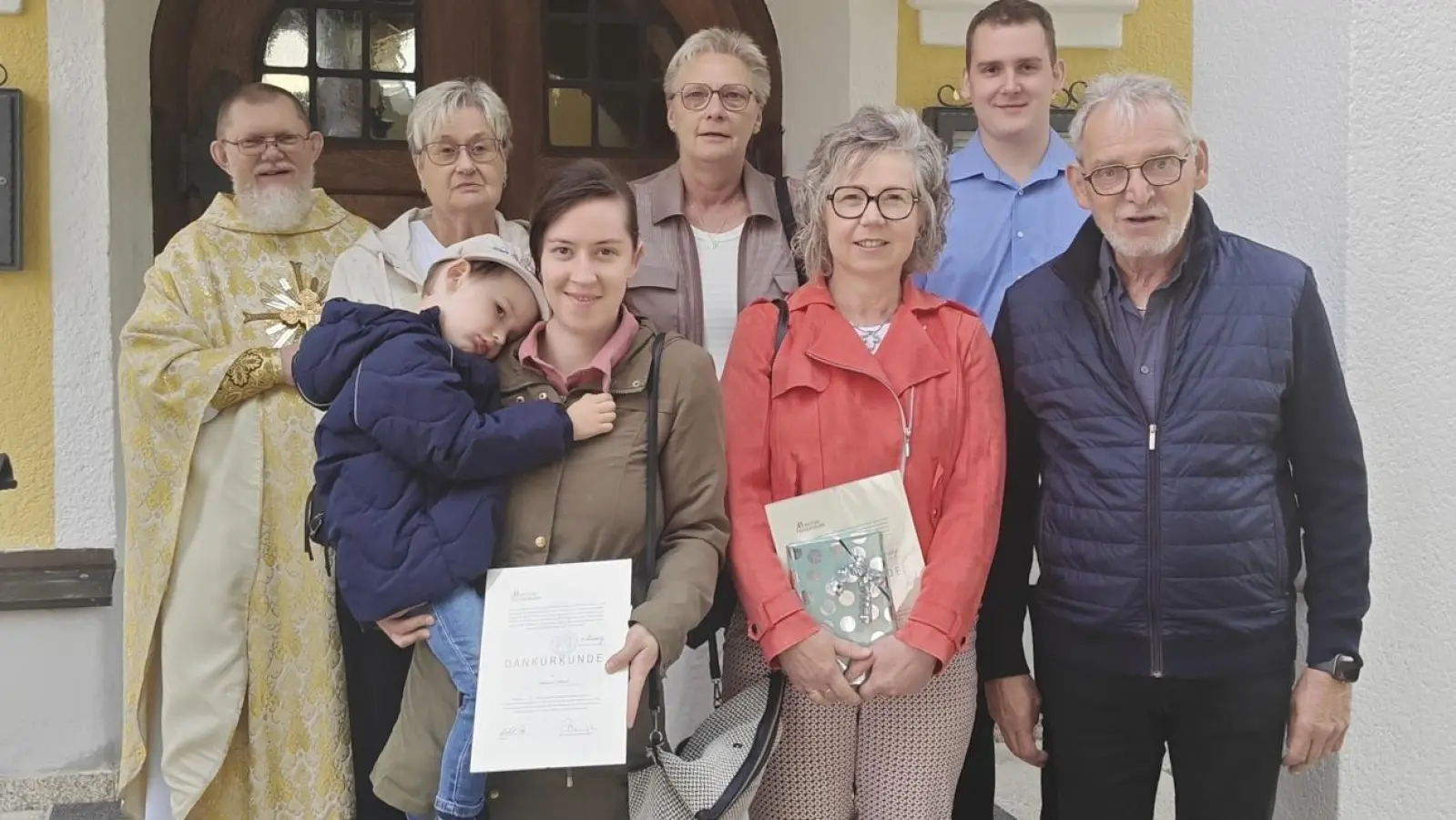 v. l. n. r.: Pfarrer Robert Ploß, Birgit Kosalla, Steffi Albert, Oreane Fleischer, Jutta Braun, Maximilian Renner, Edwin Jäger. (Bild: Markus Renner)