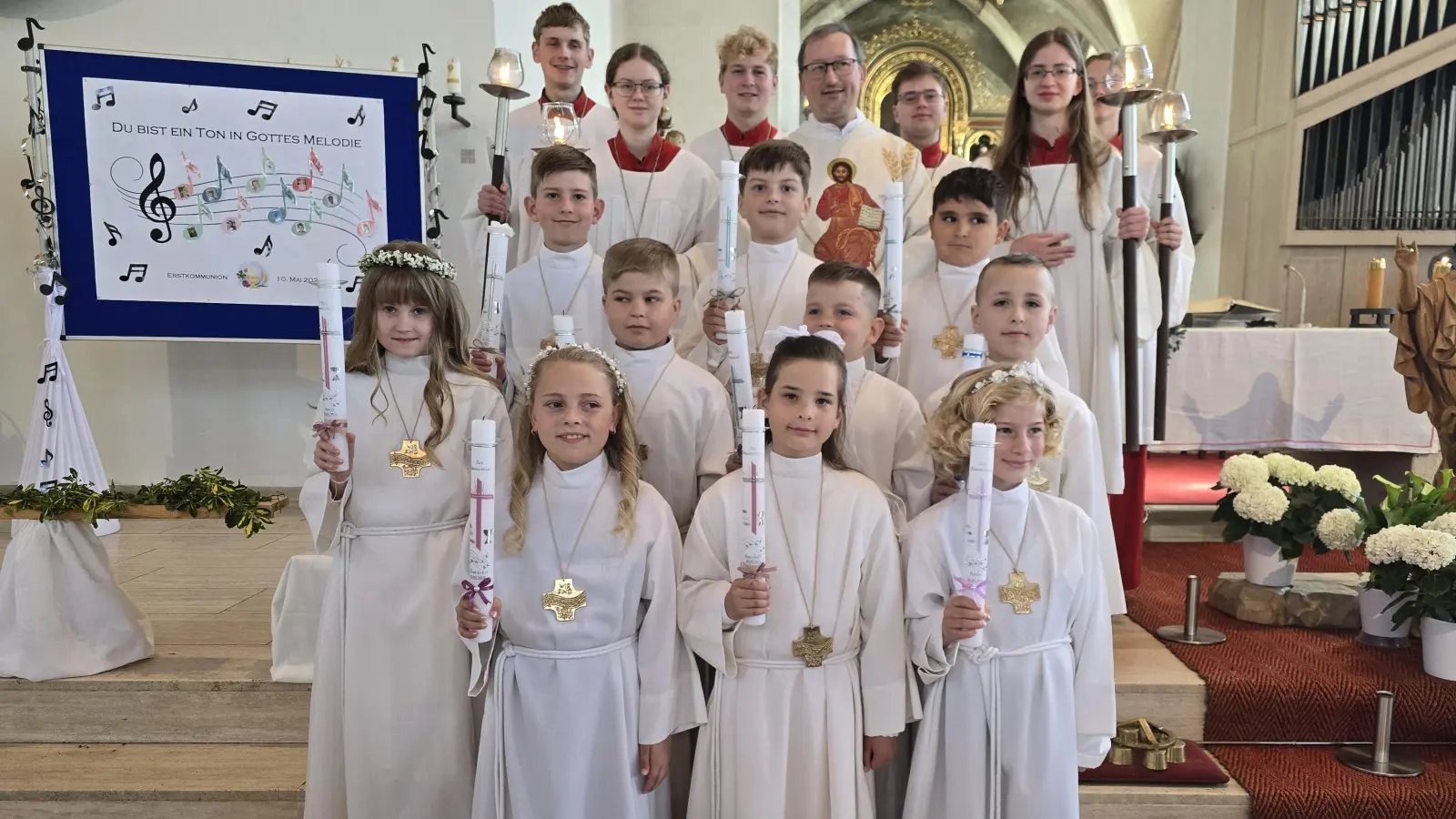 Die 10 Erstkommunionkinder der Pfarrei Gebenbach mit den Ministranten und Pfarrvikar Christian Preitschaft. (Bild: Wolfgang Schöpf)