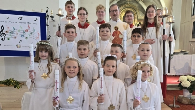 Die 10 Erstkommunionkinder der Pfarrei Gebenbach mit den Ministranten und Pfarrvikar Christian Preitschaft. (Bild: Wolfgang Schöpf)