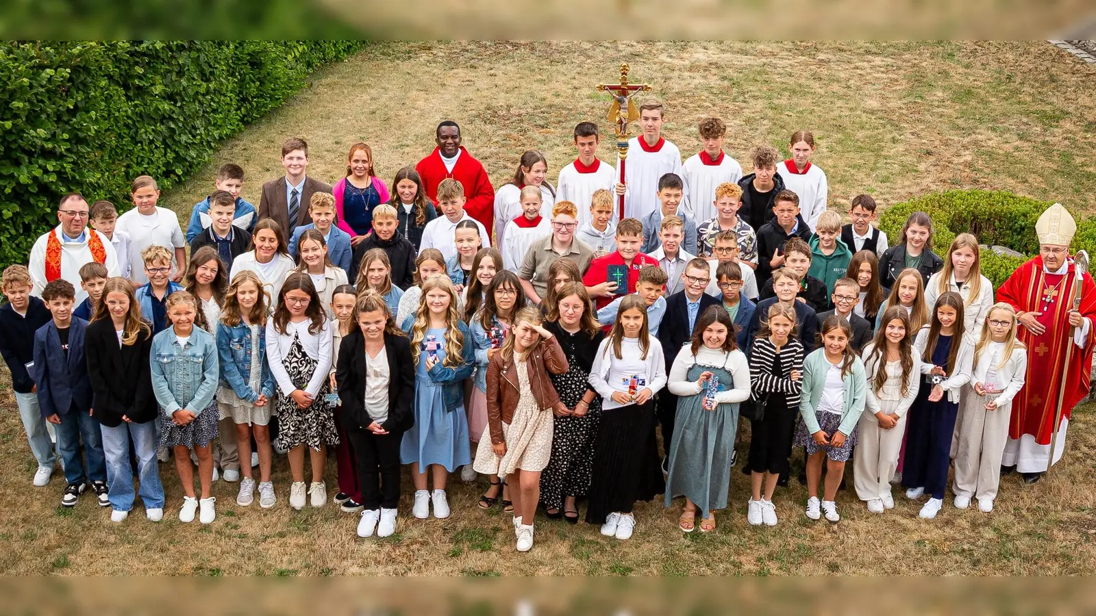 Gruppenfoto der Firmlinge mit Bischof DR. Rudolf Voderholzer (Bild: Markus König)