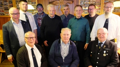 Im Mittelpunkt der KSK-Generalversammlung standen Ehrungen langjähriger Mitglieder. Es gratulierten Vorsitzender Helmut Schmidt (li. sitzend) und Kreisvorsitzender Peter Lehr (sitzend, re). (Bild: Robert Dotzauer)