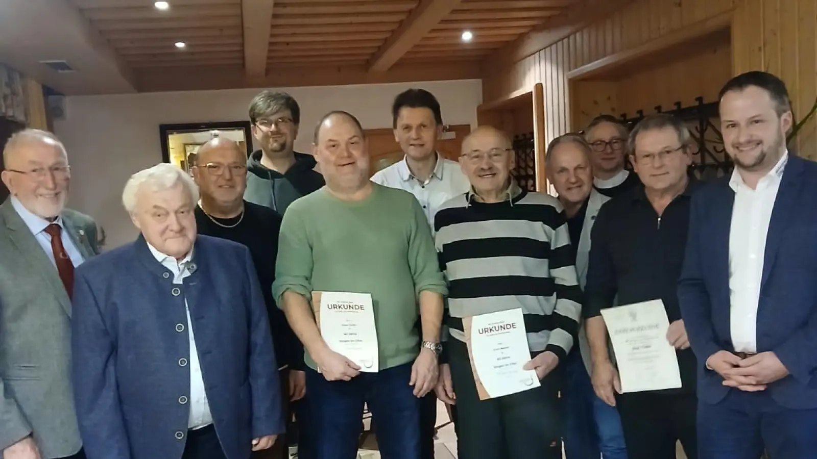 Der Männergesangverein 1895 Pleystein e. V. ehrt bei seiner Adventsfeier langjährige Mitglieder.  (Bild: Matthias Weig)