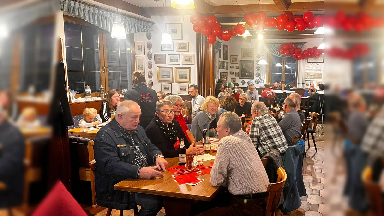 Im Gasthaus Hermann feiert der SPD Ortsverein Etzenricht anlässlich des 3-fach Jubiläums mit einer 99-Cent-Party (Bild: Arijan Selimi)