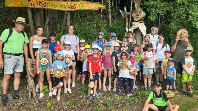 Das Bild zeigt die Gruppe am Anfang der Wanderung. Hier steht der Wächter des Fichtelgeisterwegs. (Bild: Sandra Schmelber)