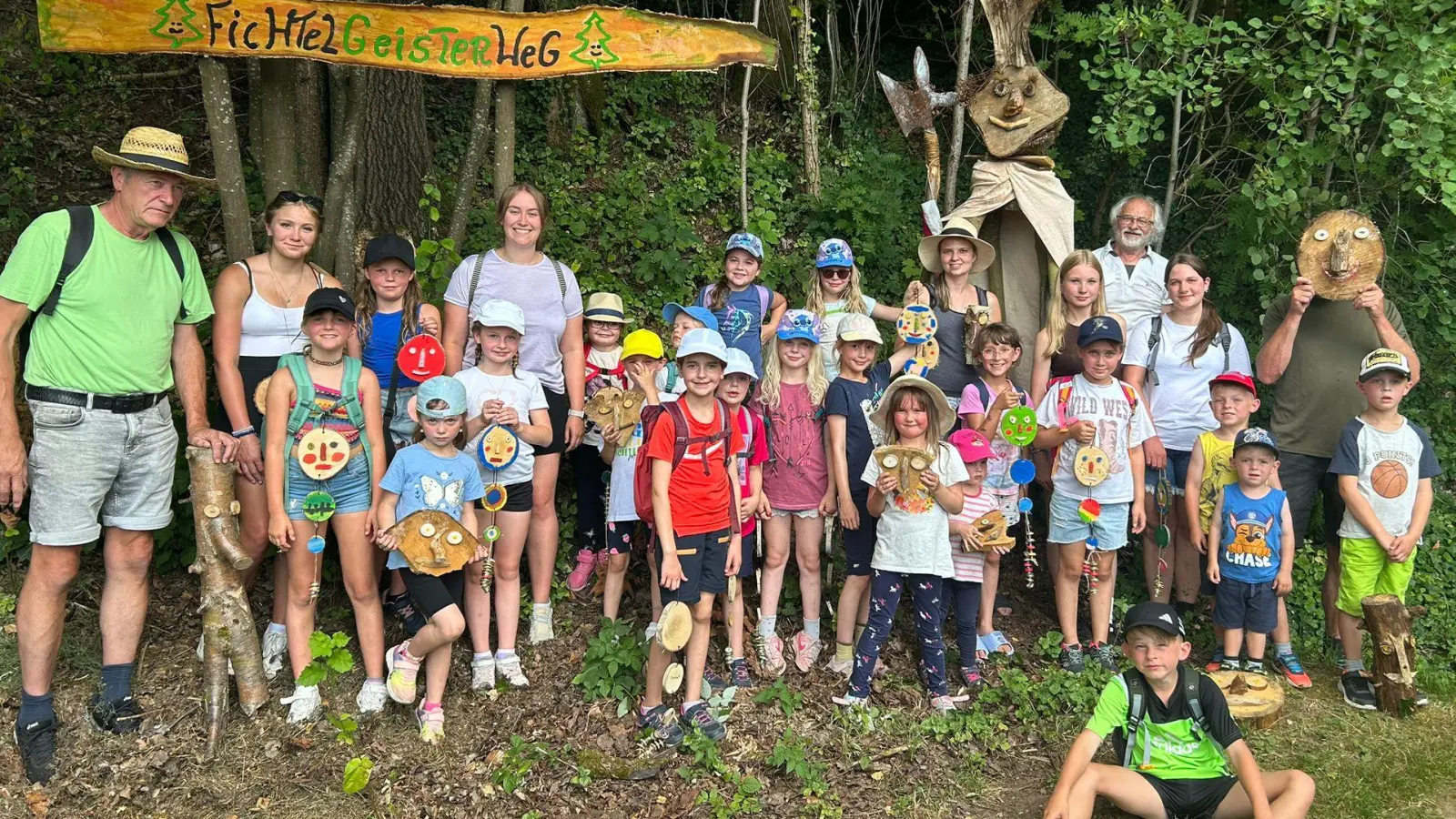Das Bild zeigt die Gruppe am Anfang der Wanderung. Hier steht der Wächter des Fichtelgeisterwegs. (Bild: Sandra Schmelber)