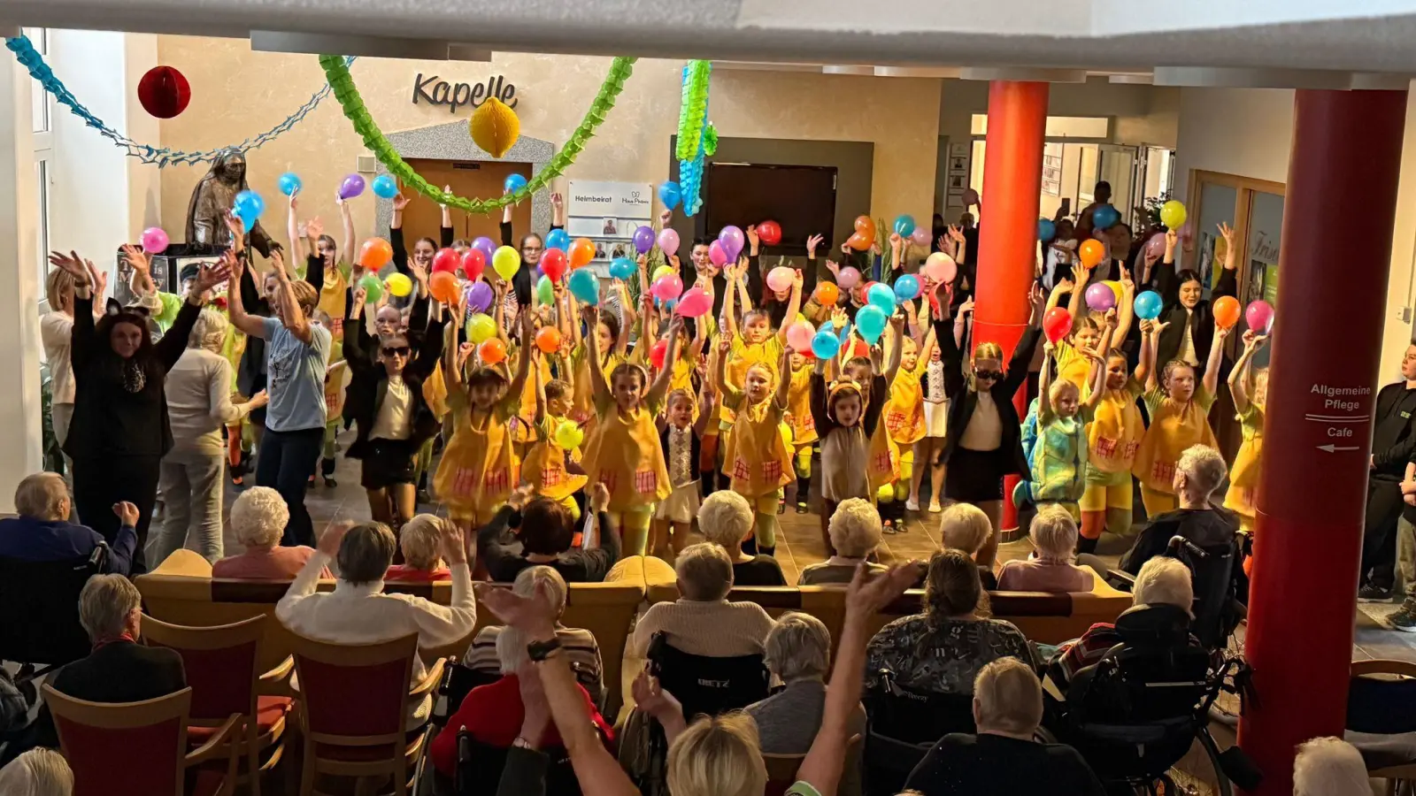 Unser Finale aller Gruppen mit den Bewohnern (Lied: Oben gute Laune...). (Bild: Sandra Panitzek)