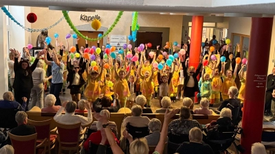 Unser Finale aller Gruppen mit den Bewohnern (Lied: Oben gute Laune...). (Bild: Sandra Panitzek)
