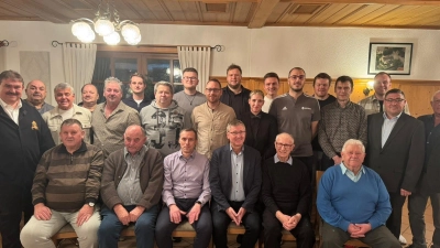 19 „Stillen Stars” wurden für ihr Ehrenamt als Fußball-Schiedsrichter geehrt; v.l. sitzend Bernhard Seidl, Ludwig Hirn. Claus Fabig (alle für 35 Jahre), Bgm Franz Badura, Alois Singer und Werner Vornlocher (beide 50 Jahre), v.l. mittig Stv.BV Alberg Kellner, Franz Dietrich, Markus Schwendner (30 Jahre), Jürgen stauber, Oliver Eckl (beide 25 Jahre), Steffi Moser, Thomas Ehrnsperger, Andreas Basler (alle 20 Jahre), BSO Markus Weigert und KSO Willi Hirsch; v.l. hinten Amberg's Chef Thomas Gebele, Eduard Kuriata, Nico Wiehrl, Timo Roth, Lukas Balk (alle 10 Jahre), Thorsten Pentner, David Berendes, Julian Roidl (DJK Ensdorf)  (Bild: Pauls Behlau)