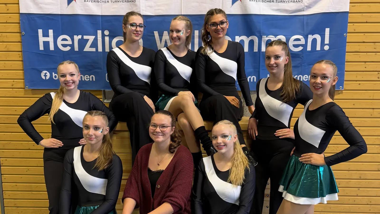 Die Tänzerinnen des Turnverein Waldsassen mit ihrer Betreuerin Regina Werner. (Bild: Lena Gralla)