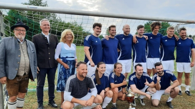 Das Viehberger Team gewann den Viehberg Pokal 2025. Links Bürgermeister Anton Peter, MdL Harald Schwartz und Vorsitzende Doris Schmidt. (Bild: Gerhard Doerfler)