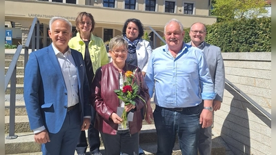 (v. l.) Landrat Roland Grillmeier, Personalleiterin Inge Üblacker, Pia Stevens, Personalratsvorsitzende Ramona Wiesent, Johann Burger, Büroleiter des Landrats: Wolfgang Fenzl. (Bild: Fabian Polster)