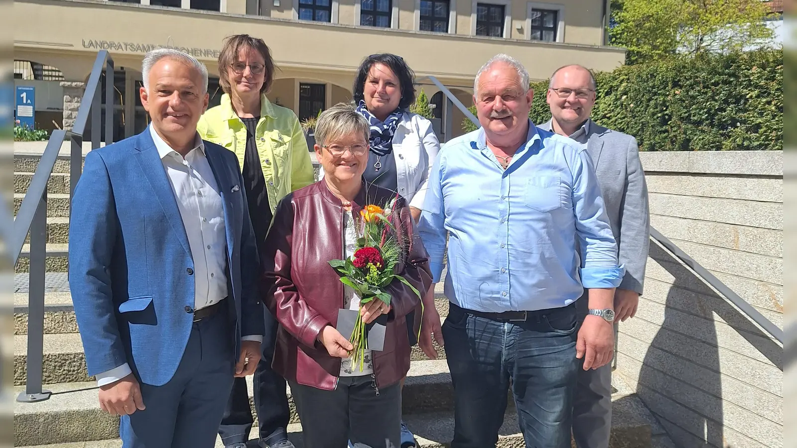 (v. l.) Landrat Roland Grillmeier, Personalleiterin Inge Üblacker, Pia Stevens, Personalratsvorsitzende Ramona Wiesent, Johann Burger, Büroleiter des Landrats: Wolfgang Fenzl. (Bild: Fabian Polster)