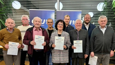 Das Bild zeigt die geehrten Mitglieder mit Landrat Andreas Meier, dem CSU-Ortsvorsitzenden Benedikt Grimm sowie zweitem Bürgermeister Andreas Müller. (Bild: Josef Wagner)