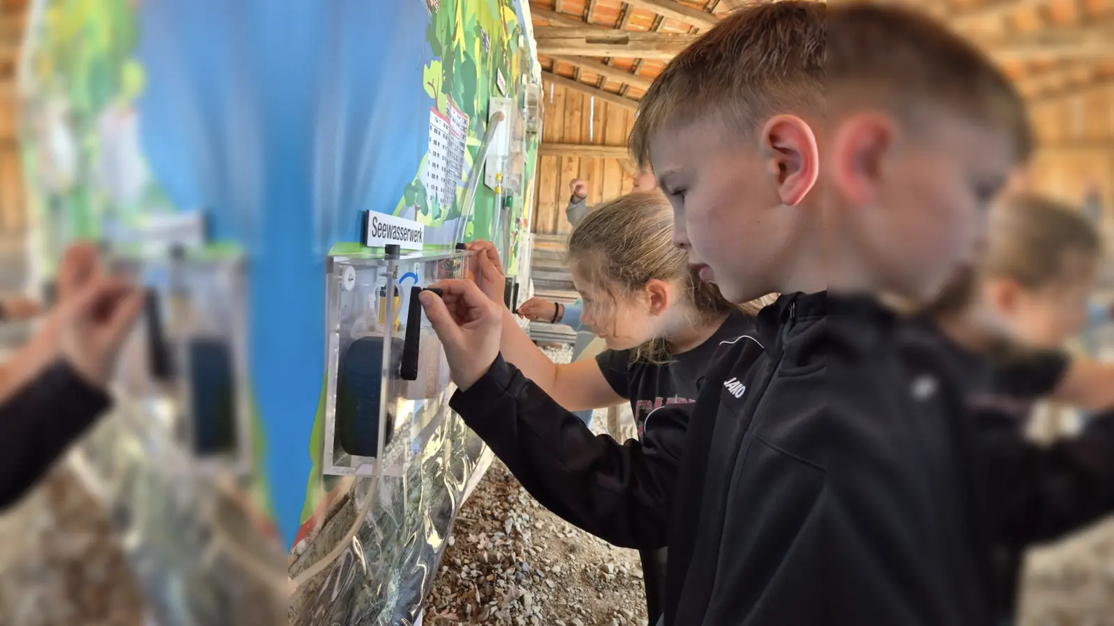 Wir entdecken den Wasserkreislauf. (Bild: Lisa Saradeth)