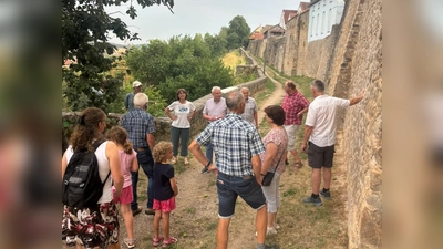 Rundgang auf dem Zwingerweg entlang der Stadtmauer. (Bild: Adrian Leitner)
