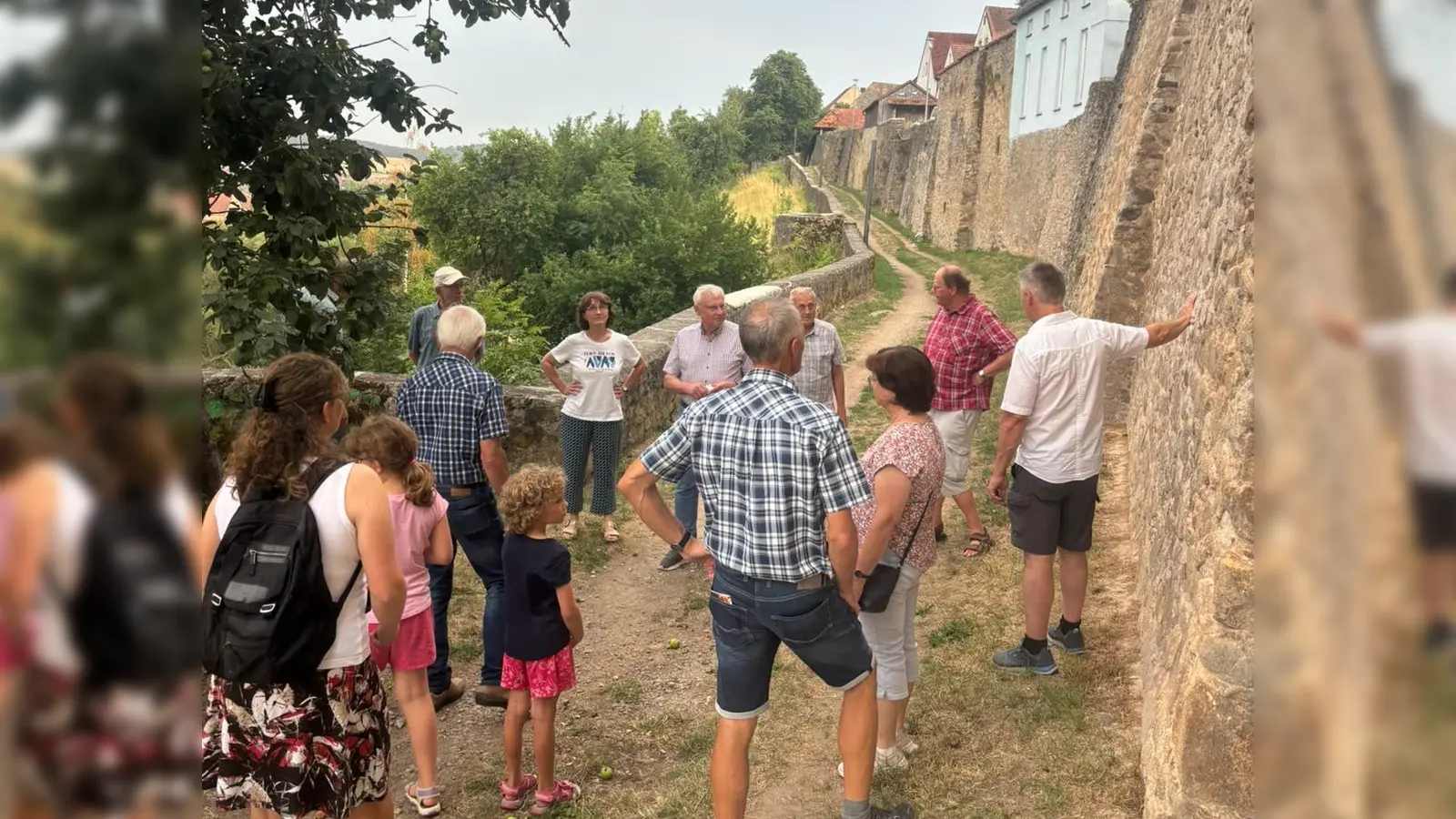 Rundgang auf dem Zwingerweg entlang der Stadtmauer. (Bild: Adrian Leitner)