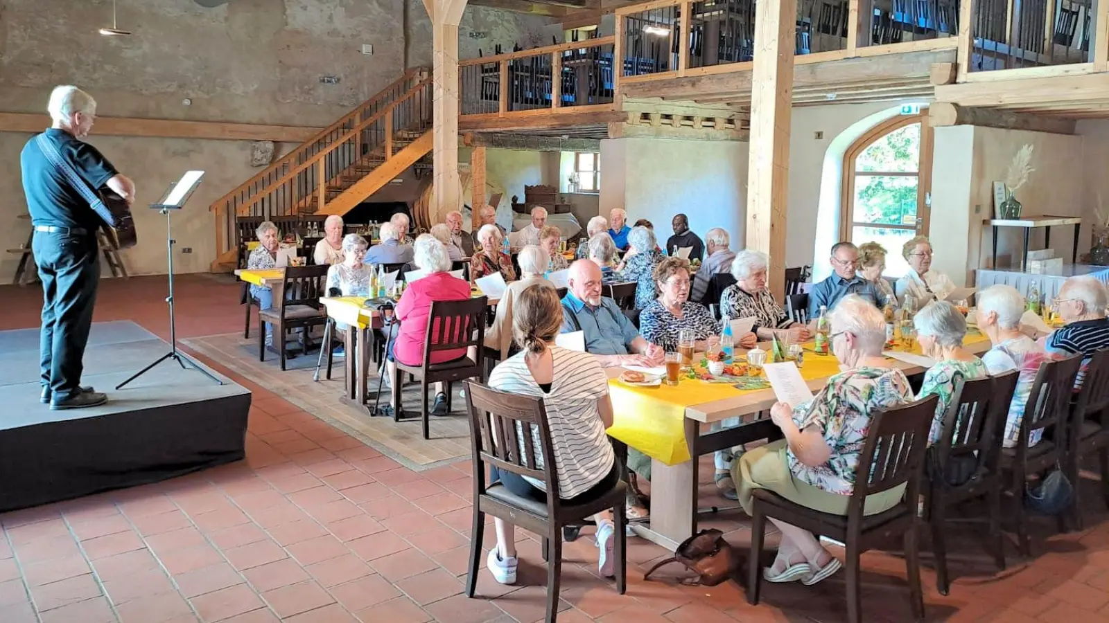 Pfarrer Norbert Große spielte mit seiner Gitarre beim Seniorennachmittag (Bild: Johann Bauer)