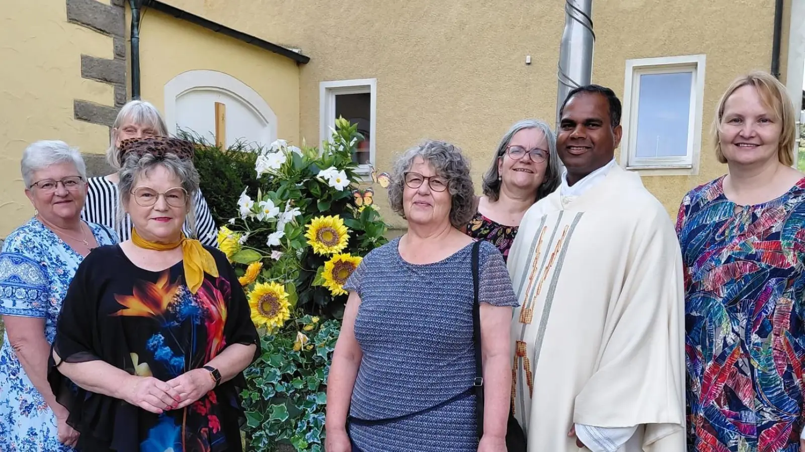 Gedenkgottesdienst der FU mit Pfarrer John Subash Vincent sowie Hildegard Siegl, Annelie Lindner, Christina Kreuzer, Edith Lederer, Christine Stahl und Gabi Frank ( von links nach rechts ). (Bild: Roswitha Bergmann)