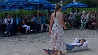 Der „Winter“ Florian Schenkl im Pelzmantel und der „Sommer“ Zoe Thompson mit Blumenkranz und Sommerkleid im Streitgespräch. (Bild: Gerda Donhauser )