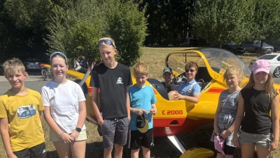 Acht Kinder aus Erbendorf und Umgebung waren am Samstag im Rahmen des Erbendorfer Ferienprogrammes beim Aero Club Erbendorf auf dem Flugplatz in der Schweißlohe zu Gast.  (Bild: Gerhard Döhrling )