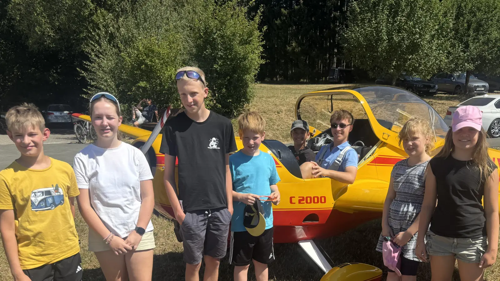 Acht Kinder aus Erbendorf und Umgebung waren am Samstag im Rahmen des Erbendorfer Ferienprogrammes beim Aero Club Erbendorf auf dem Flugplatz in der Schweißlohe zu Gast.  (Bild: Gerhard Döhrling )