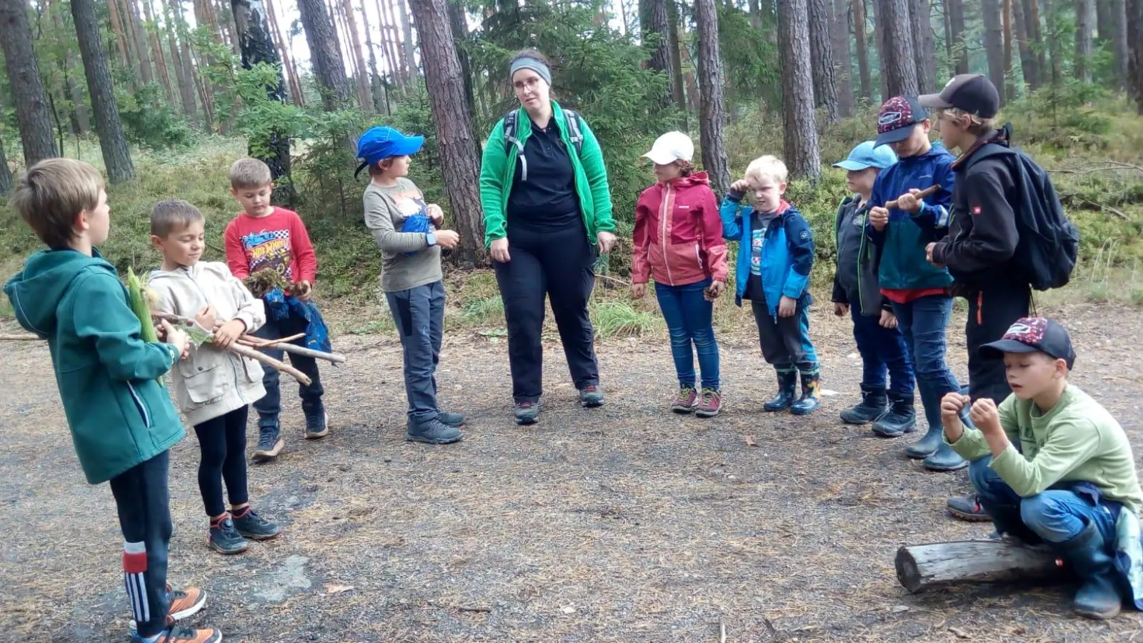 Die Teilnehmer des diesjährigen Ferienprogramms mit Försterin Christina Scholz. (Bild: Bianca Pollinger)