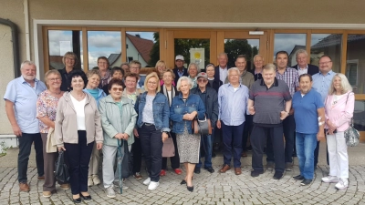 Gruppenbild der Teilnehmer des Klassentreffens des Geburtenjahrgangs 1949/50, eingeschult 1956/57 in den damaligen Schulen (Freihung, Tanzfleck, Thansüß, Seugast, Großschönbrunn) der jetzigen Gemeinde Freihung vor der Josef-Voit-Schule  (Bild: Alfons Swaczyna)