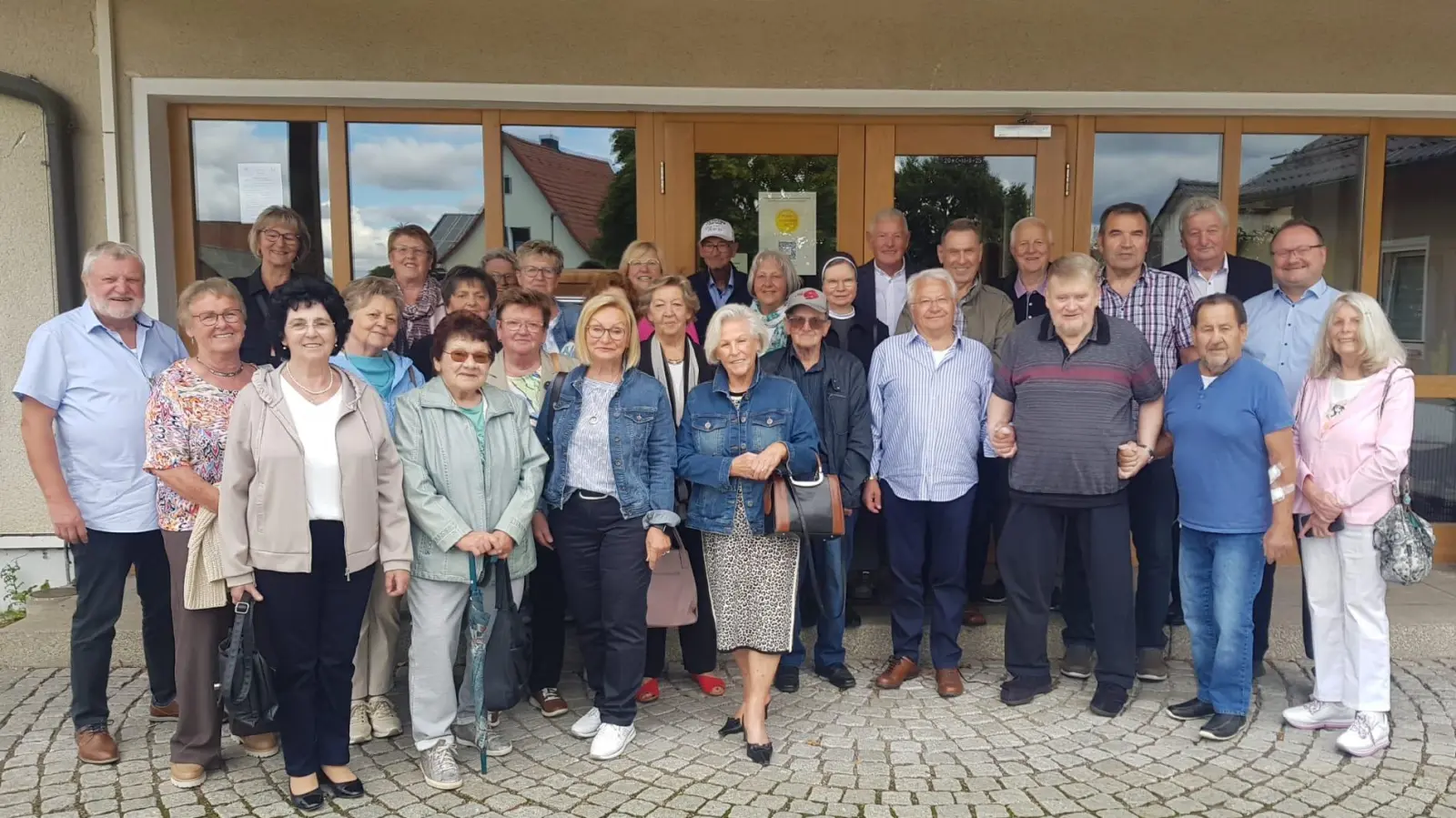 Gruppenbild der Teilnehmer des Klassentreffens des Geburtenjahrgangs 1949/50, eingeschult 1956/57 in den damaligen Schulen (Freihung, Tanzfleck, Thansüß, Seugast, Großschönbrunn) der jetzigen Gemeinde Freihung vor der Josef-Voit-Schule  (Bild: Alfons Swaczyna)