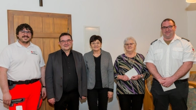 Von links Gerald Wagner (BRK Bärnau HvO) Stadtpfarrer Konrad Amschl, 1. Vorsitzende KDFB Monika Lang, Rita Haberkorn für Schwester Anna-Rita, Thomas Wagner (Bereitschaftsleiter Bärnau. (Bild: Martha Schwamberger )