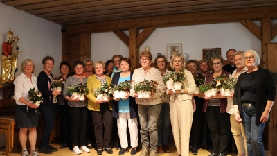 Bei der Muttertagsfeier des Katholischen Frauenbundes Kastl wurden 21 Damen für ihre langjährige Treue zum Verein geehrt. Rechts im Bild: Pfarrer Heribert Stretz und Renate Zaloga gratulierten den Jubilarinnen. (Bild: Werner Rupprecht)