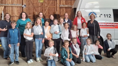 Stefanie Busch mit Ihrem Team vom BRK und 1. Vorsitzende Brigitte Fütterer mit den Kindern die stolz Ihre angelegten Verbände präsentierten. (Bild: Irmgard Forster)