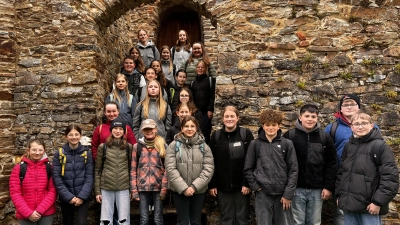 Die Talentschüler vor dem Burgeingang (Bild: Renáta Burcsak)