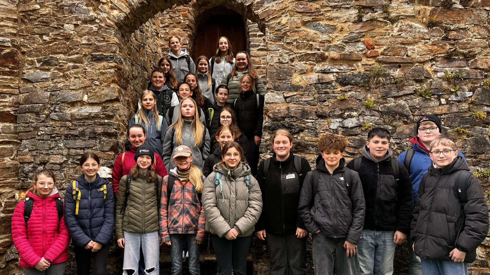 Die Talentschüler vor dem Burgeingang (Bild: Renáta Burcsak)