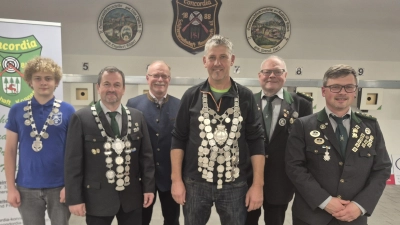 v.l. Jugendkönig Michael Bauer, amtierender Gauschützenkönig Roland Weiß, Bürgermeister Max Bindl, neuer Schützenkönig Werner Weiß, Erster Vorsitzender Martin Dietz und Erster Schützenmeister und Vizekönig Martin Fellner (Bild: Manuel Ernst)